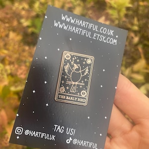 Der frühe Vogel, Tarot Karte Emaille Pin | Anstecknadel, Anstecker | Harte Emaille