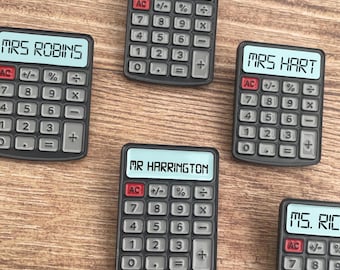 Pin's émaillé personnalisé avec nom d'enseignant, gravure laser, pour professeur de mathématiques.