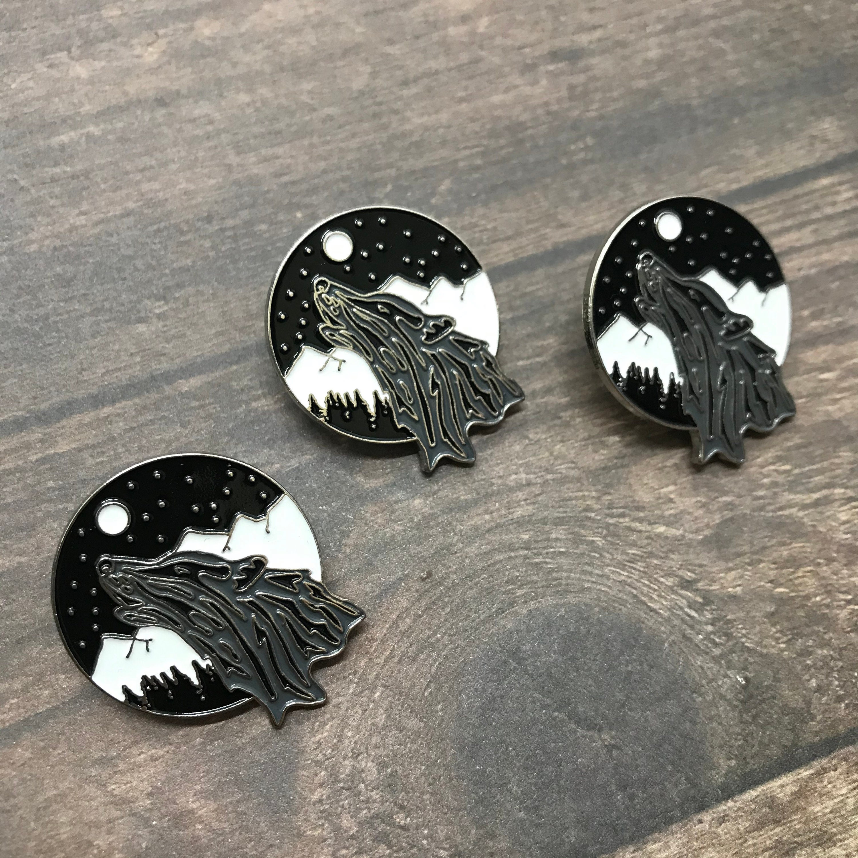 Wolf Howling To Moon Enamel Pin Wanderlust Mountains Badge T