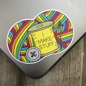 Milieuvriendelijke sticker "I Make Stuff" breien/naaien | Cadeau laptopsticker