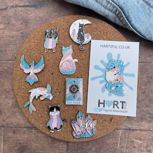 Drapeau de la fierté transgenre en cristal, chat et épingles de tarot en émail scintillant (ou individuel) | Épinglette, insigne | LGBTQ+ | Trans