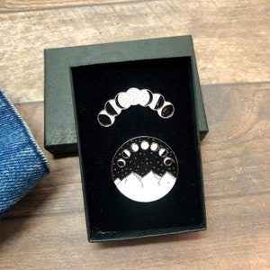 COFFRET CADEAU | Lot de deux | Épingle en émail avec cercle Phases de la lune et phases de la lune | signe astrologique, lune, étoiles | Cadeau | Épinglette, insigne |