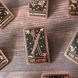 The Artist Tarot Karte Emaille Pin | Kunst Strumpffüller Geschenk | Anstecknadel, Anstecker | Harte Emaille