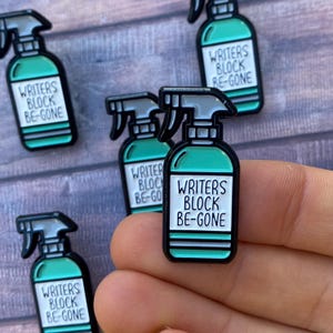 Writers Block Be-Gone Spray Emaille Pin | Anstecknadel, Anstecker Schriftzug, Autor