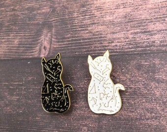 She/They Cute Black Cat Anstecknadel – Metall Emaille Pin Mit Pronomen & Niedlicher Katze