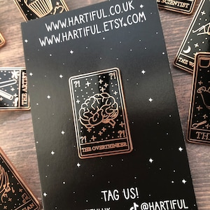 The Overthinker Tarot Karte Emaille Pin | Geschenk | Anstecknadel, Anstecker | Harte Emaille