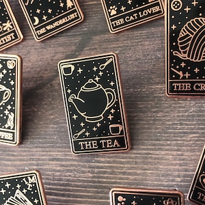 Der Tee Tarot Karte Emaille Pin | Tee-Liebhaber-Geschenk | Geschenk | Anstecknadel, Anstecker | Harte Emaille