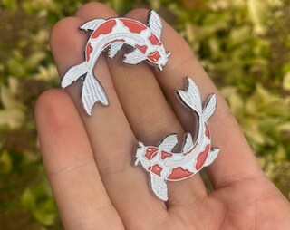 Set 4 Spille Smaltate A Forma Di Pesce Koi – Portafortuna Per Vestiti, Zaini E Cappelli – Regalo Originale In Confezione Regalo