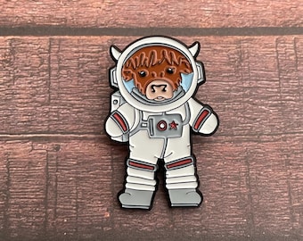 Astronaut Highland Cow Enamel Pin – Space-Themed Enamel Pin| Lapel Pin, Badge |