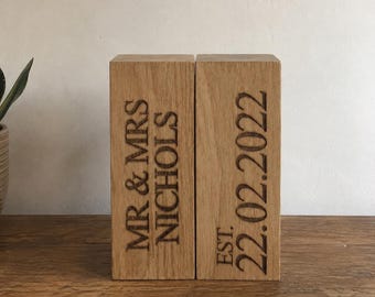 Personalised Couples Name & Date Bookends – Solid Oak Engraved Keepsake Wedding Anniversary Gift