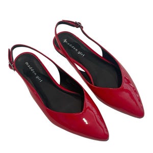 Könnte beinhalten: Ein Paar rote Slingback-Flats aus Lackleder. Die Schuhe haben eine spitze Zehenpartie und einen kleinen Schnallenverschluss. Der Markenname "madden girl" ist auf der Innensohle aufgedruckt. Die Schuhe haben eine glänzende rote Farbe.