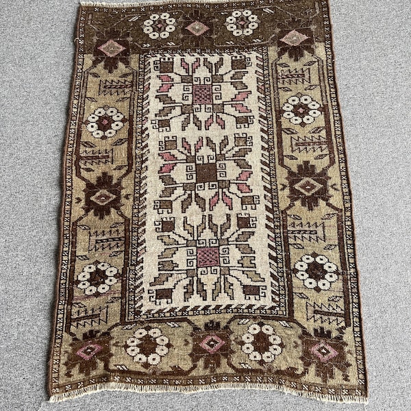 2.8 x 4.1 ft | Vintage rug ~ 60 years old | % 100 Wool | Neutral color palette with shades of greens