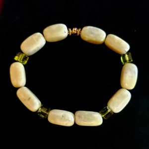 Men&#39;s Peridot Green New Jade Beaded Gemstone Stretch Bracelet with Swarovski Crystal Light Olive Cubes & 14K Gold Closure Bead - Latex Free