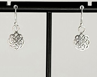NEU Celtic Lands Rot Emaille Silber Ton Mohn Blume Cut Out Ohrhänger NEU Celtic Lands Rot Emaille Silber Ton Mohn Blume Cut Out Ohrhänger