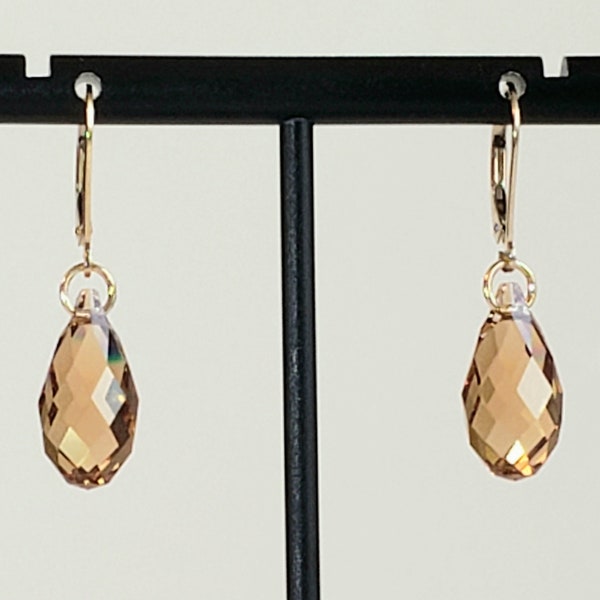 Pendientes tipo briolette en forma de lágrima de 17 mm con topacio de Colorado claro en cristal facetado de Swarovski con alambres de oreja traseros con palanca rellenos de oro de 14 quilates
