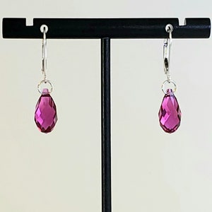 Kolczyki w kształcie łezki z kryształkami Swarovskiego w kolorze fuksji, zapięcie dźwigniowe ze srebra próby 925