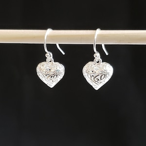 Ljust silverpläterade filigranörhängen med puff-hjärta och blommotiv, örhängen med Bali-krok i 925 sterlingsilver