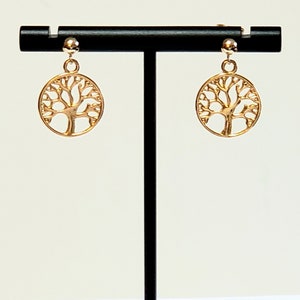 Baum des Lebens Ohrringe aus vergoldetem natürlichen Messing im filigranen Design mit 14K Gold Filled Stiften/Ohrsteckern mit 4 mm Kugeln Enden und Verschlüssen