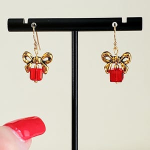 Antik Gold Schleifen Ohrringe in Swarovski Crystal Red Cubes, 14K Gold Filled Perlen & Bali Haken Ohrhaken