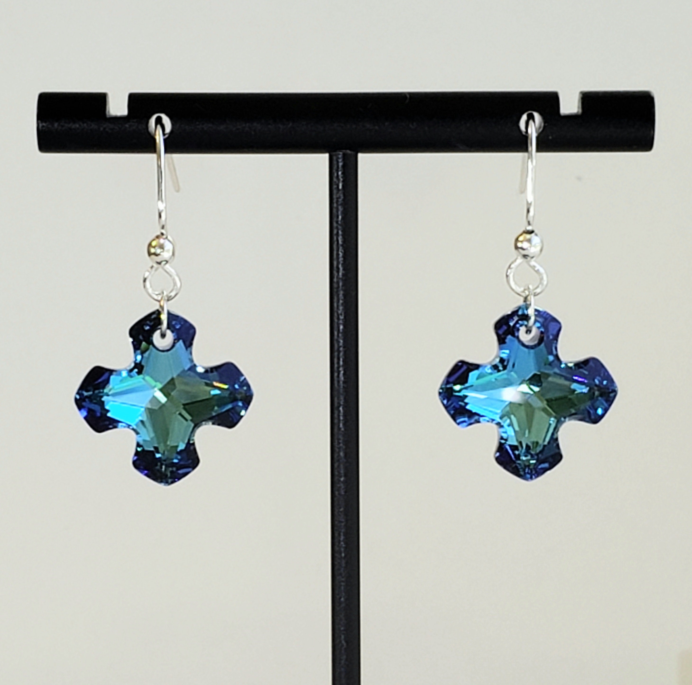 Orecchini a bottone a forma di croce in argento sterling. Orecchini a forma di crocifisso. Orecchini a bottone. - Italia