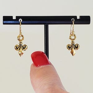 Antiek gouden Franse Fleur de Lis Post-oorbellen (stekers) van 14K vergulde tinnen met 14K gold filled Bali-haken met bolletjes
