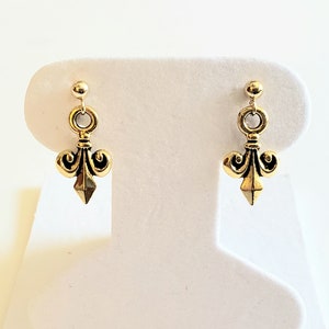 Antiek gouden fleur de lis-oorbellen (stekers) van 14 kt vergulde tinnen met 14 kt gold filled stekers met bollen van 4 mm en achterkanten