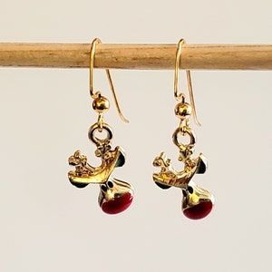 Weihnachts Ohrringe mit Rudolph Rentier aus 14K Vergoldetem Zinn, Emaille Roter Nase, Grüner Zierleiste und 14K Gold Filled Eckig Haken Ohrhaken