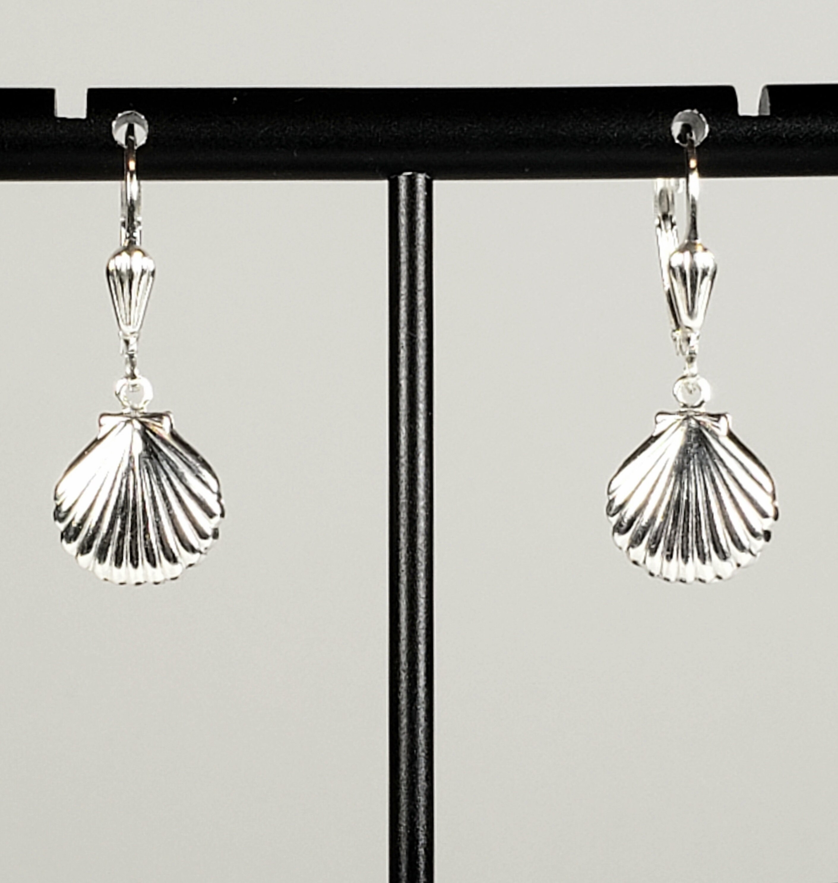 ピアス Mini Shell Earring (Silver) Small Mother of Pearl Shell Silver Stud Earrings - Studio