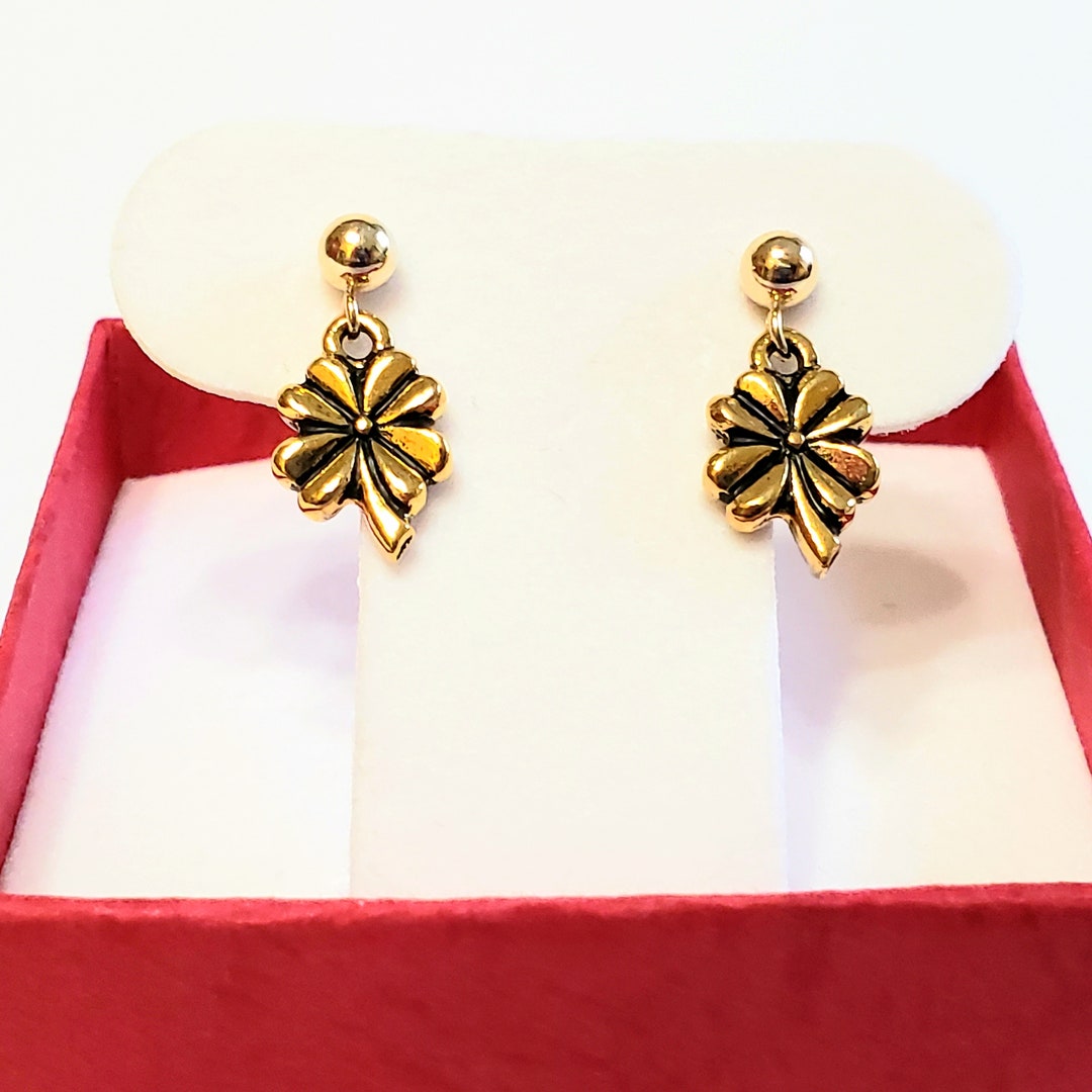 Antique Gold Cloverleaf Post stud Earrings in 14K Gold Plated Pewter ...