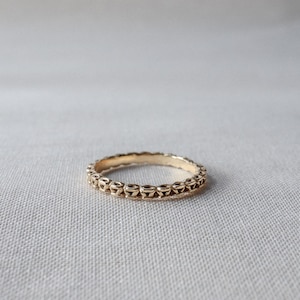Schmaler, gewebter Knotenring, kettenartiges Makramee-Band aus Silber oder Gold ~ Klara slim