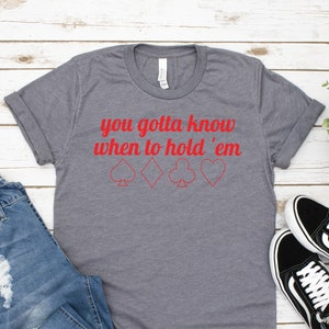 Camiseta de Kenny Rogers, camiseta con la frase "Tienes que saber cuándo sostenerlos", camiseta de The Gambler, música country clásica, tributo a Kenny Rogers, country de los 70