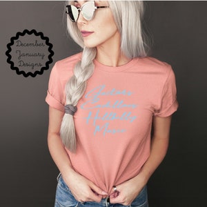 Puede incluir: Una camiseta rosa claro con el texto "Future Grandkids Already Love Me" en letras azul claro.