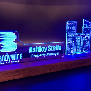 Placa de identificação de mesa com luz LED personalizada para a indústria da construção e porta-cartões de visita. Madeira e Acrílico.
