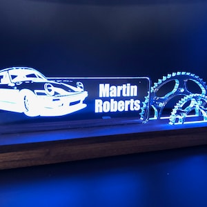 Gepersonaliseerde Motorsport - Auto - Automotive - Monteur LED licht bureau naamplaatje en visitekaartje houder. Hout en acryl.