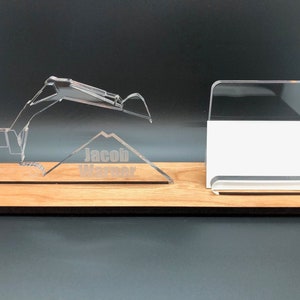 Placa de escritorio y tarjetero de visita personalizado con el nombre de la excavadora, equipo pesado, construcción, máquina y hormigón. Madera y acrílico.
