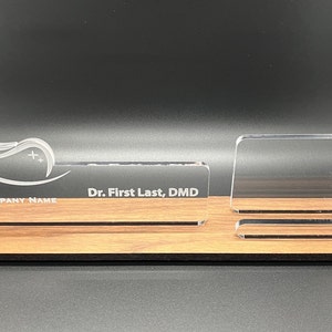Dentiste personnalisé - Plaque nominative de bureau d'hygiéniste dentaire et porte-cartes de visite. Bois et acrylique.