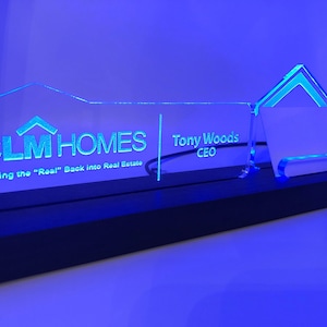 Placa de nombre de escritorio con luz LED personalizada para agente inmobiliario y tarjetero de visita. Madera y Acrílico.