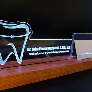 Personalisierter Zahnarzt - Orthogenist LED Licht Schreibtisch Namensschild und Visitenkartenhalter.  Holz und Acryl.