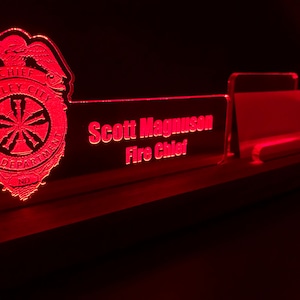 Targhetta da scrivania a LED Fire Chief personalizzata e supporto per biglietti da visita.  Legno e acrilico.