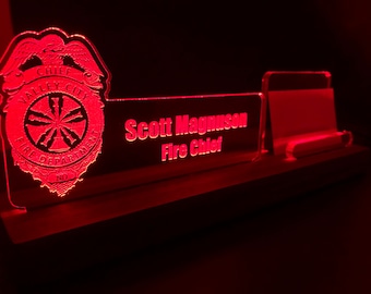 Jefe de bomberos personalizado LED escritorio de escritorio placa de identificación y soporte de tarjeta de visita.  Madera y acrílico.
