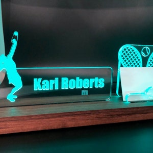 Atleta personalizado - Esporte - Tênis - Golfe - Futebol - Exercício Placa de identificação de mesa com luz LED e porta-cartões de visita. Madeira e Acrílico.
