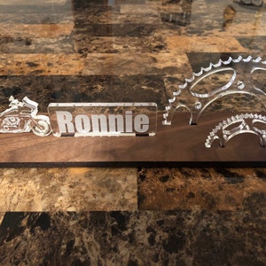 Personalisiertes Motorrad Schreibtisch Namensschild und Visitenkartenhalter.  Ahorn, Walnuss, Kirsche, Acryl.