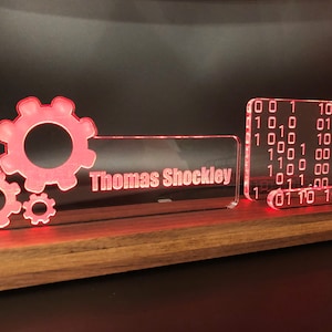 Personalisiert Lehrer - Schulleiter - Professor - Erzieher LED Licht Schreibtisch Namensschild und Visitenkartenhalter. Holz und Acryl.