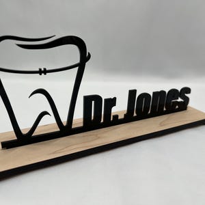 Plaque personnalisée de bureau de dentiste - hygiéniste dentaire - orthodontiste. Bois et acrylique.