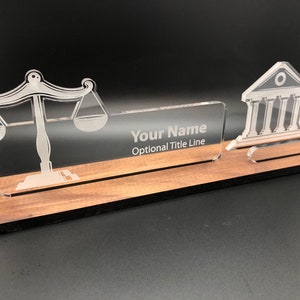 Placa de identificação e porta-cartão de visita personalizada para advogado - juiz - tribunal - advogado. Madeira e acrílico.