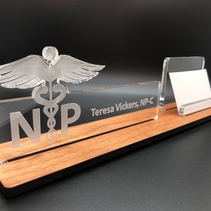 Gepersonaliseerde carrière - verpleegkundige - arts - medisch - arts - naambordje voor directiebureau en visitekaarthouder.  Hout en acryl.