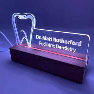 Placa de nombre de escritorio con luz LED personalizada para dentista, higienista dental y ortodoncista.