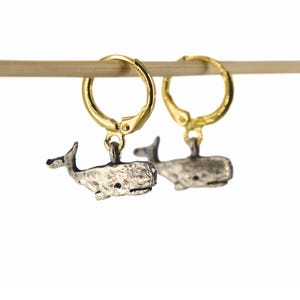 Hoop earrings - Sperm whales in hand-engraved silver art. 347