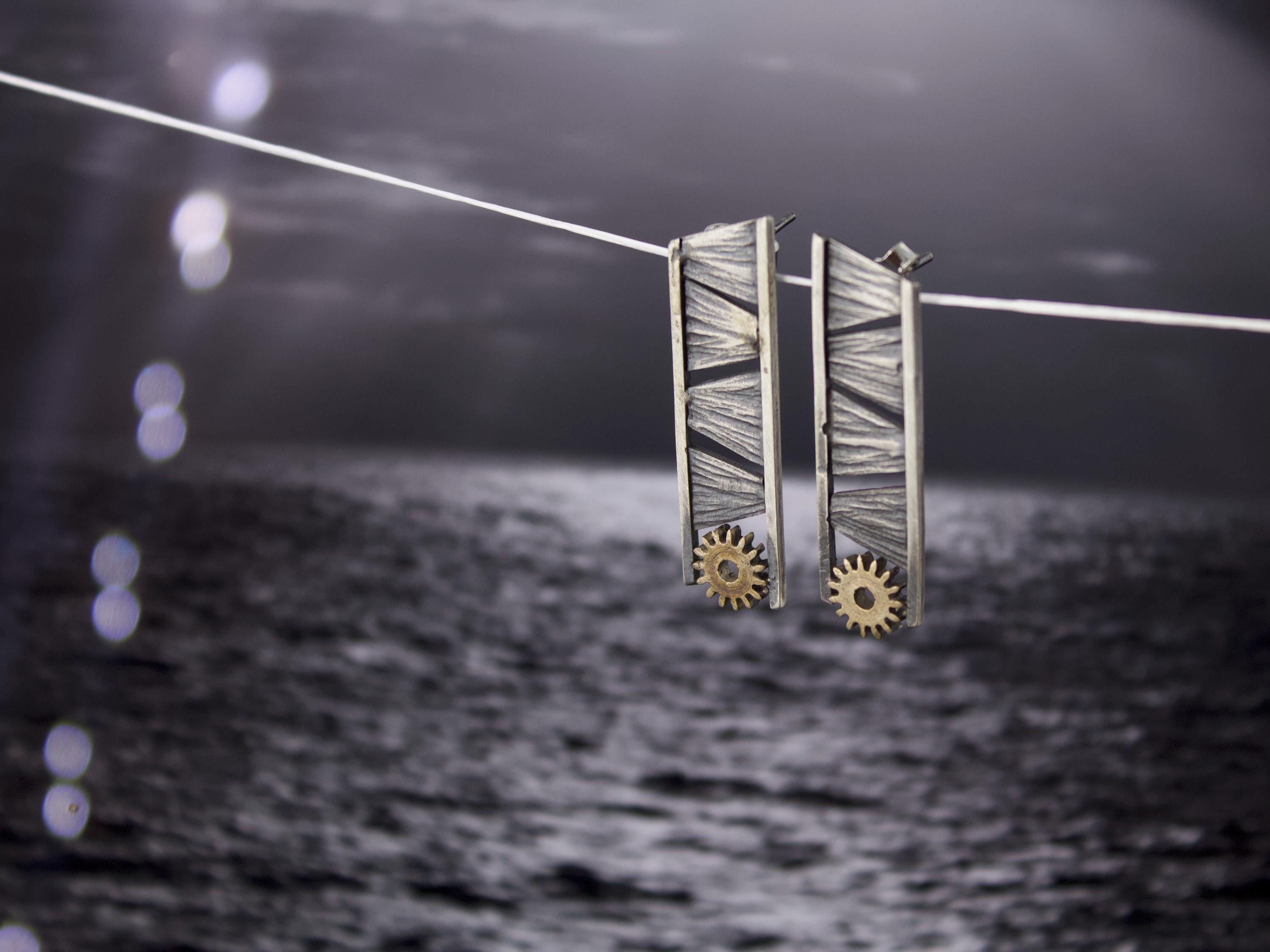 リップルズ - ハンマー加工シルバーとヴィンテージギアのドロップイヤリング、品番446 - Etsy 日本
