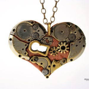 Può includere: Collana con ciondolo a cuore in stile steampunk. Il ciondolo è realizzato con parti di orologio, rame e ottone, con un design a buco della serratura. La collana ha una catena e una chiusura in bronzo. Il ciondolo a forma di cuore è largo circa 5 cm.